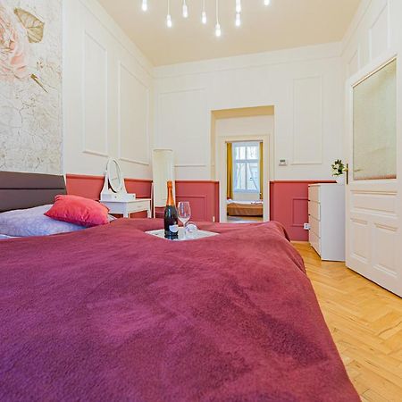 Colorful Wenceslas Square Apartment Prague Luaran gambar