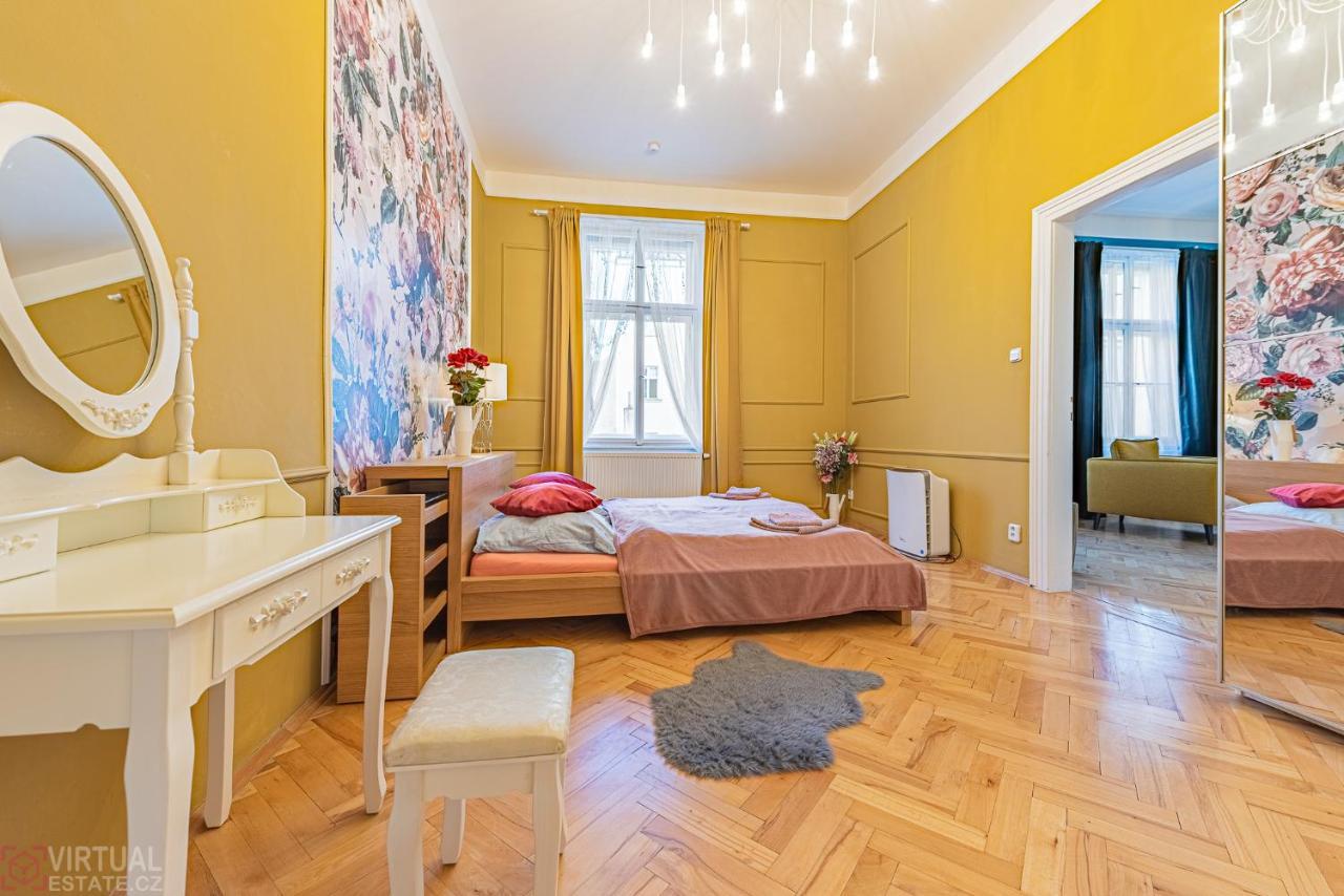 Colorful Wenceslas Square Apartment Prague Luaran gambar