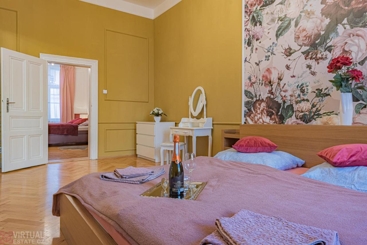 Colorful Wenceslas Square Apartment Prague Luaran gambar