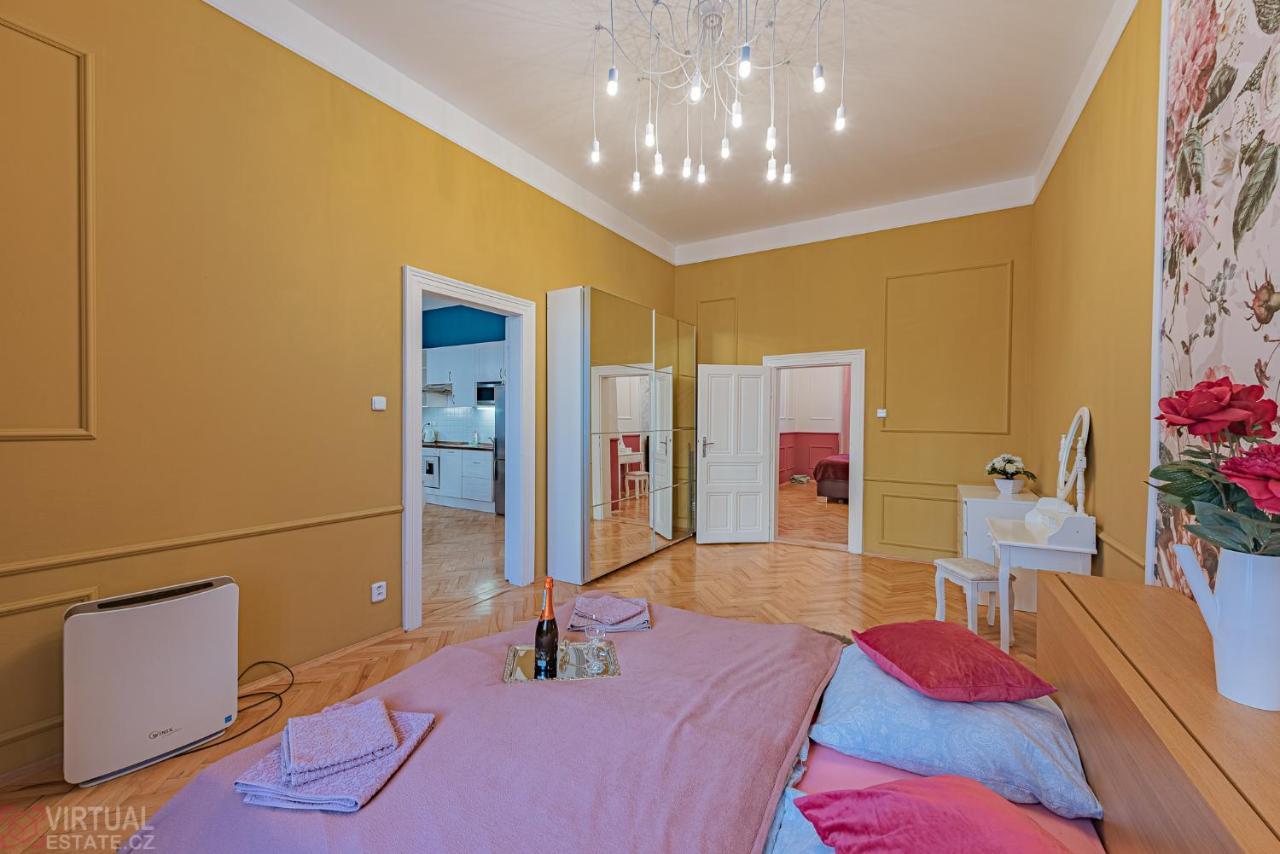 Colorful Wenceslas Square Apartment Prague Luaran gambar