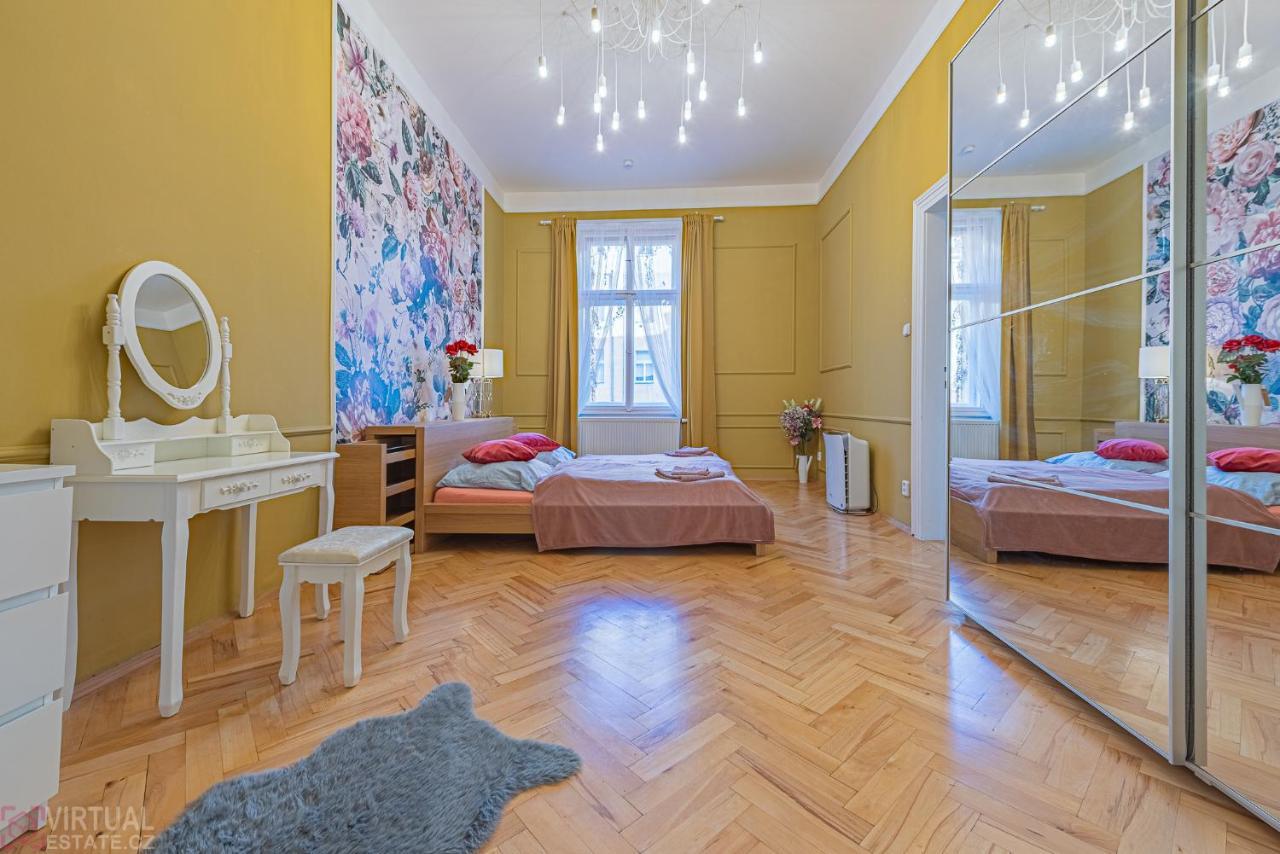 Colorful Wenceslas Square Apartment Prague Luaran gambar