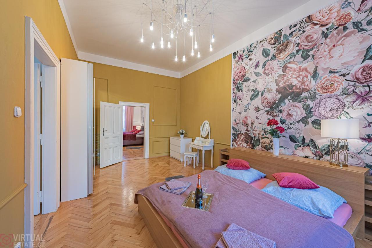 Colorful Wenceslas Square Apartment Prague Luaran gambar