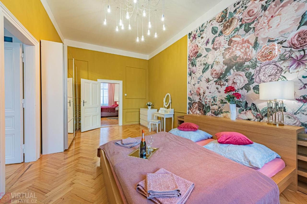 Colorful Wenceslas Square Apartment Prague Luaran gambar